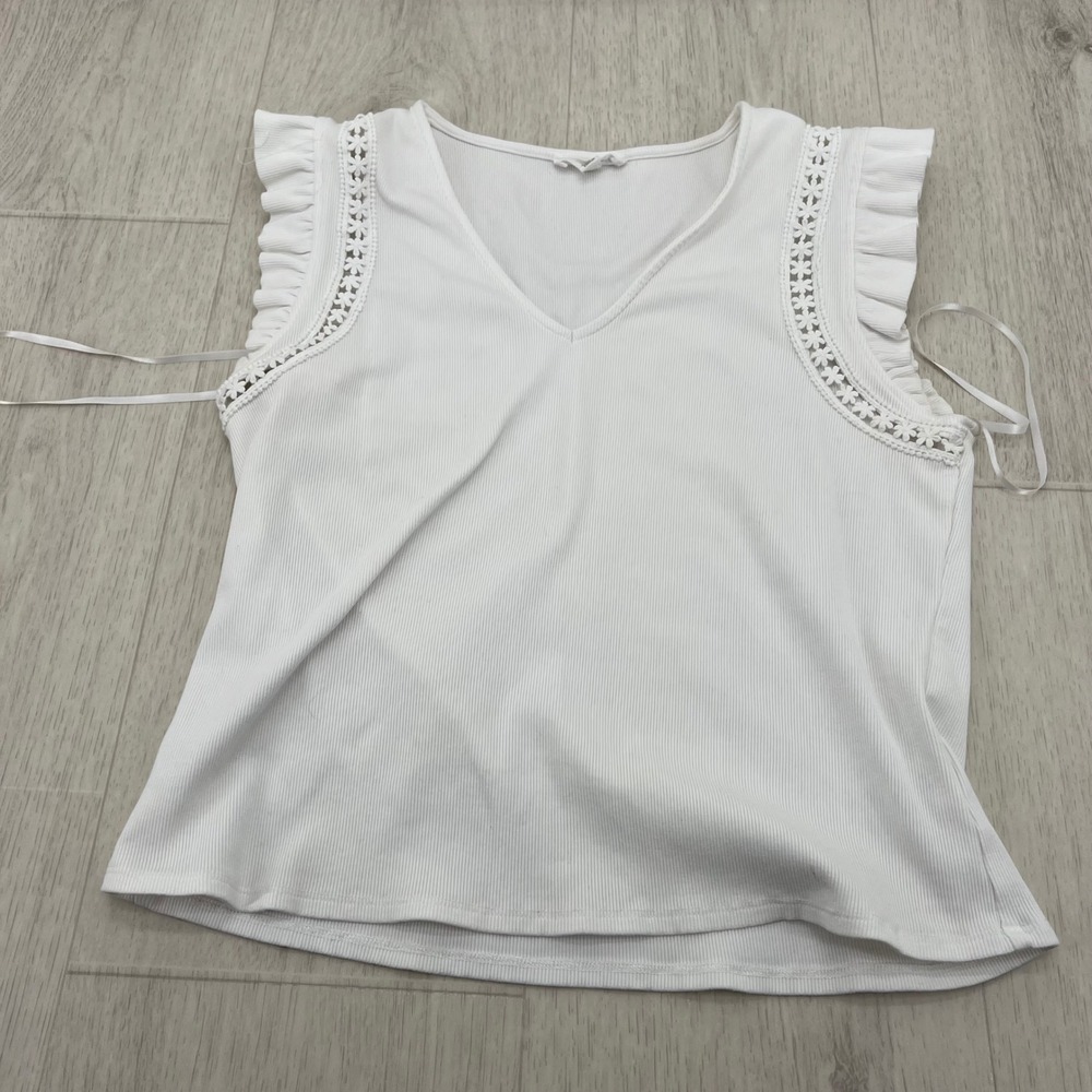 Love and Promises White Ribbed V-Neck Ruffle Lace Trim‎ Tank Top Size Medium